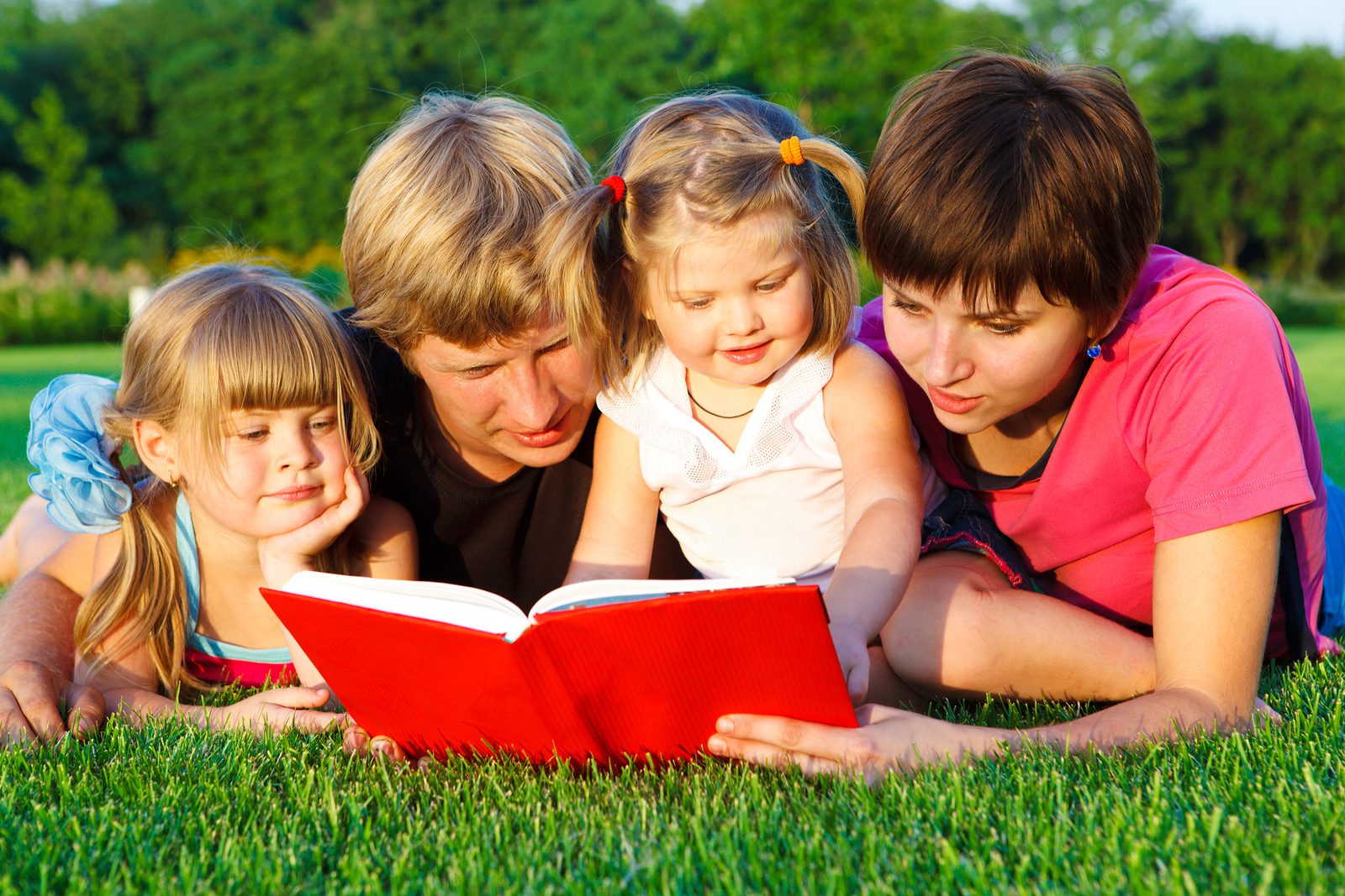 Чтение картинки. Семейное чтение. Чтение детей летом. Дети и родители в библиотеке. Чтение вместе с детьми.