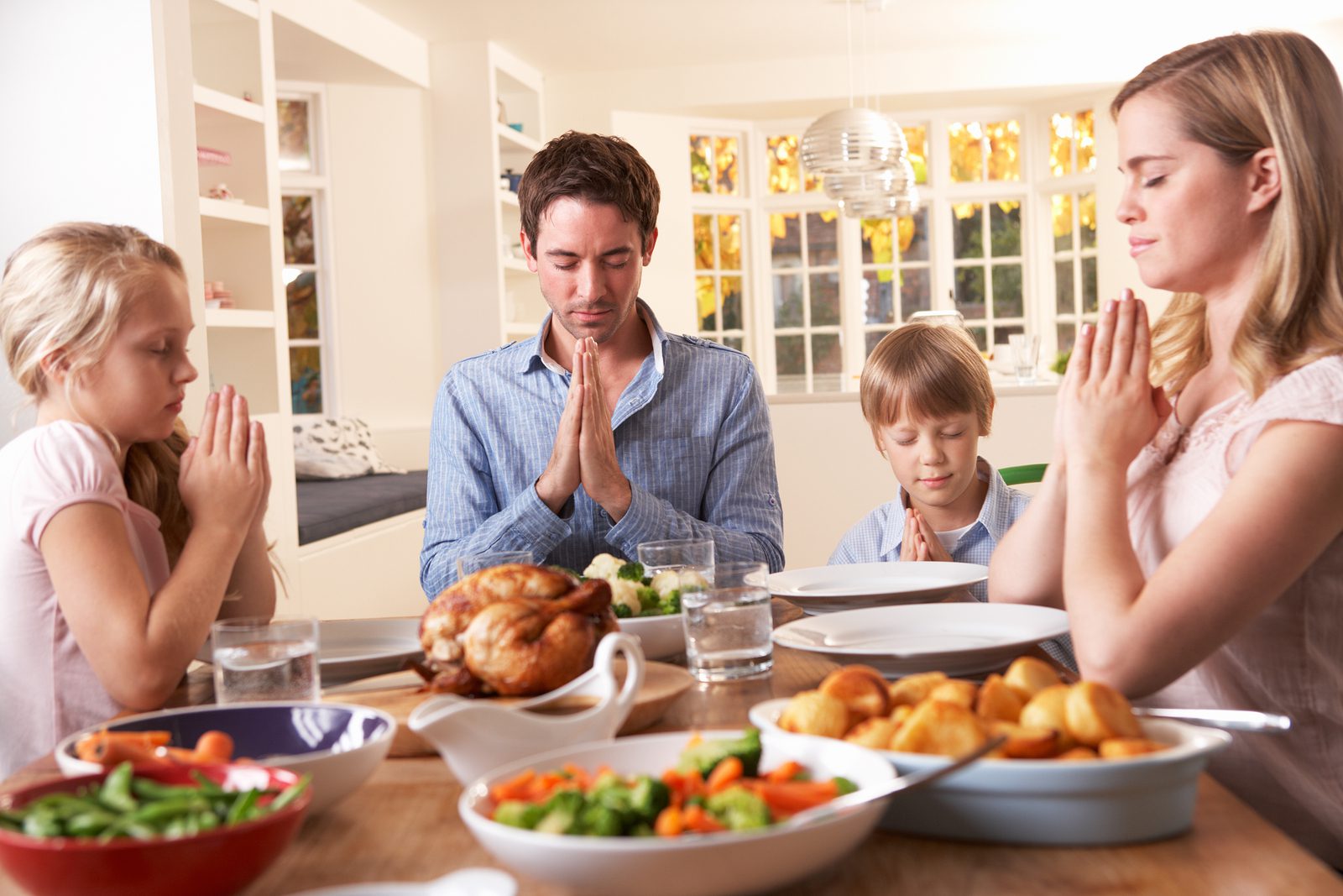 I having dinner now. Семья за обеденным столом. Семья молится перед едой. Христианская семья за столом. Ужин для всей семьи.