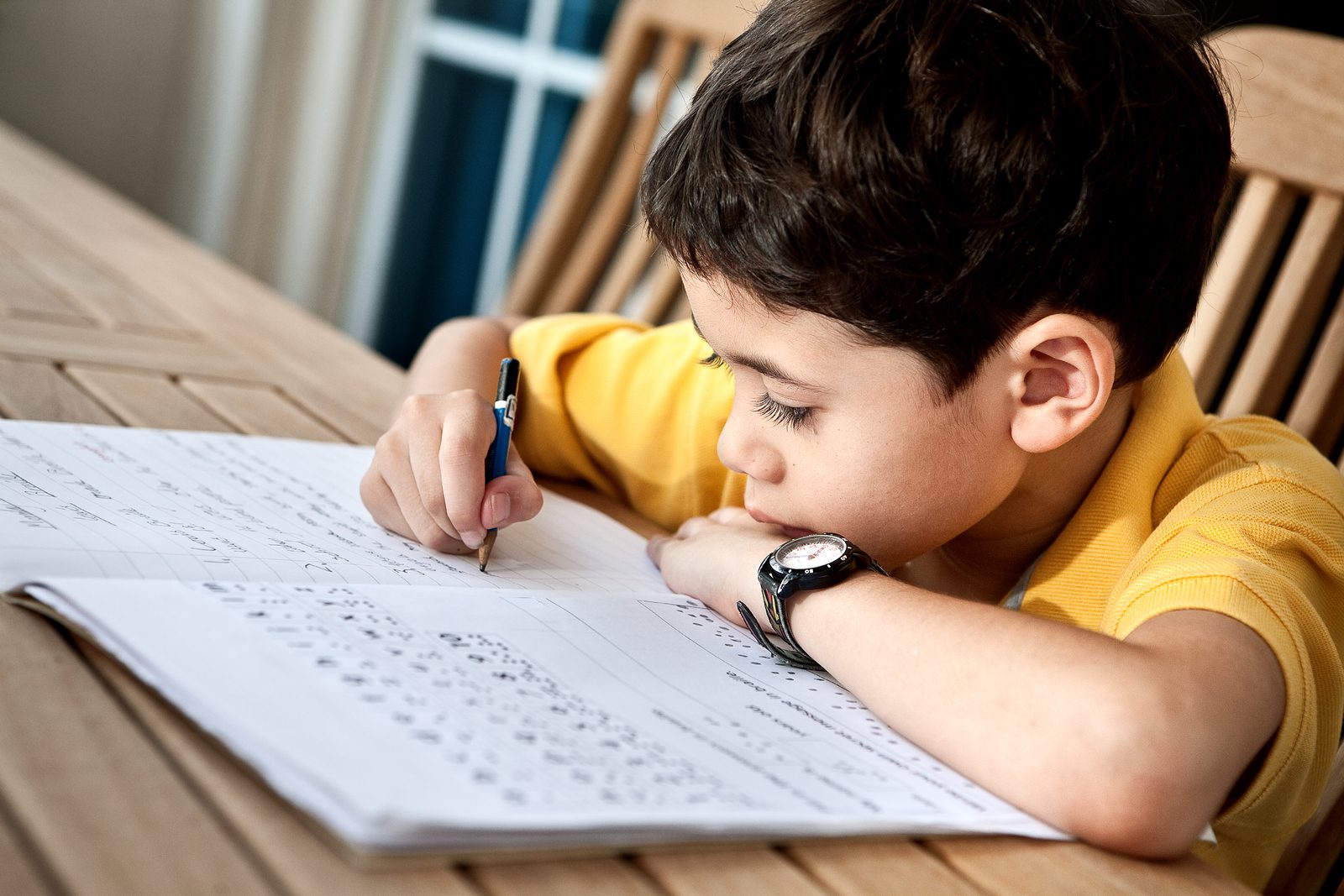Размышления ученика. Ребенок с домашкой. Ребенок выполняет домашнее задание. Чтобы дети выполняли домашние задания. Дети сочиняют.