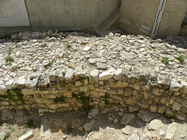 Excavated stone wall in Jerusalem’s Jewish Quarter, recently redated to King Uzziah’s time, significant to biblical archaeology and Iron Age history.