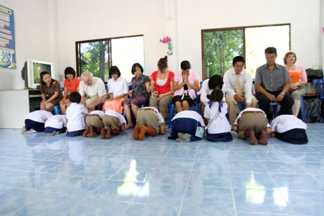 Mariah_childrenkneeling