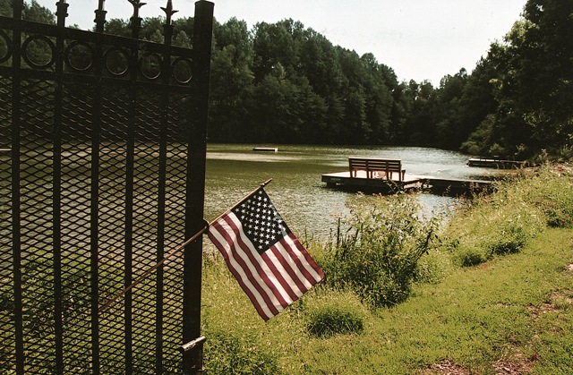 Johnson_flagatwoodsidelake