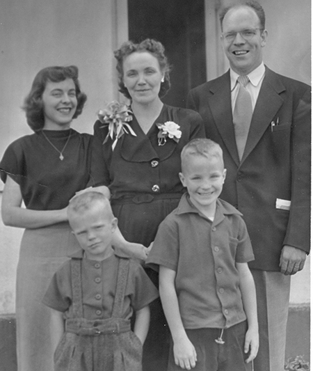 LOLA WITH 4 KIDS ABOUT 1950